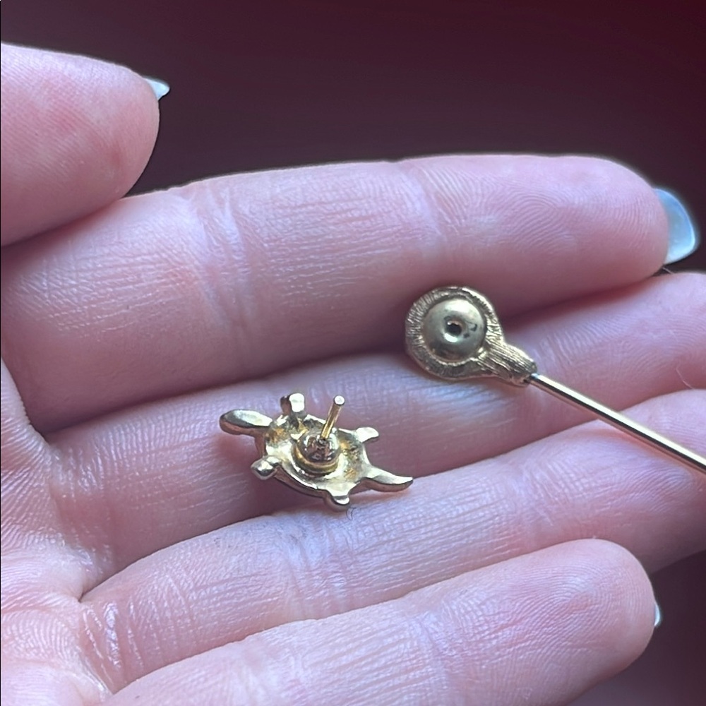 Vintage Gold Turtle Brooch with Green Gem - Picture 4 of 5